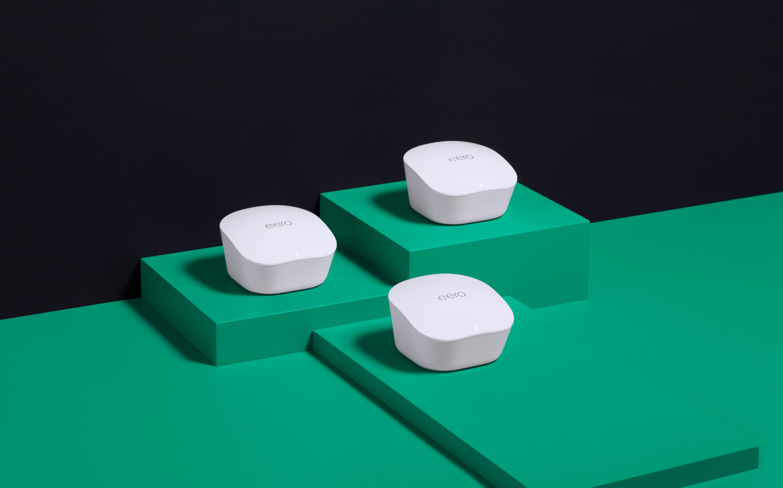 Redaktionelle Illustration zu Amazon eero 7 im Check: einfache Einrichtung, Dual-Band-Wi‑Fi 7 und Ökosystem-Folgekosten
